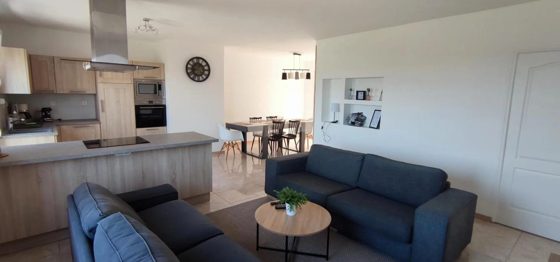 Maison Comprenant 2 Logements A Louer Ensemble Ou Separement Capacite Jusqu'A 10 Personnes Plus 2 Bebes Idealement Place Pour Visiter Le Mt St Michel, St Malo Et Ses Alentours Saint-Marcan 0*,  Frankrig